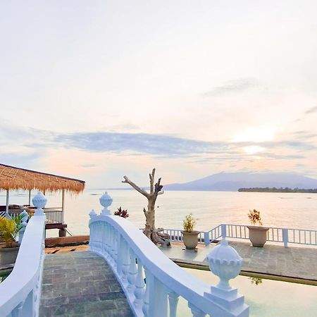 Gili Beachfront Suites Гили Траванган Экстерьер фото