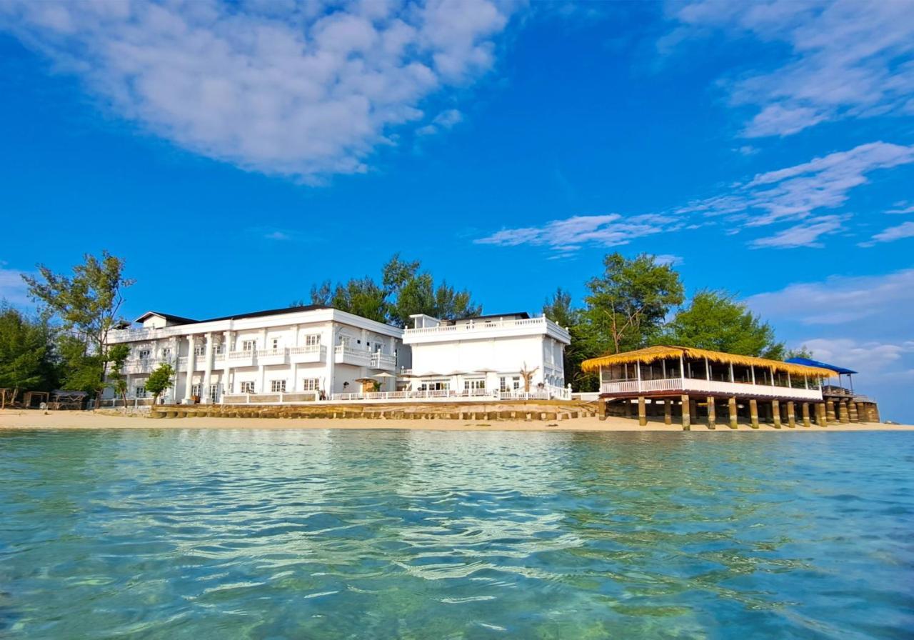 Gili Beachfront Suites Гили Траванган Экстерьер фото