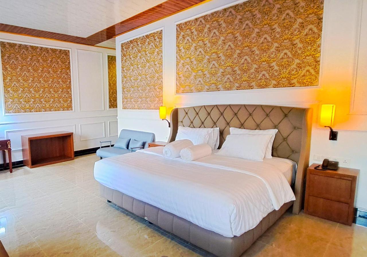 Gili Beachfront Suites Гили Траванган Экстерьер фото