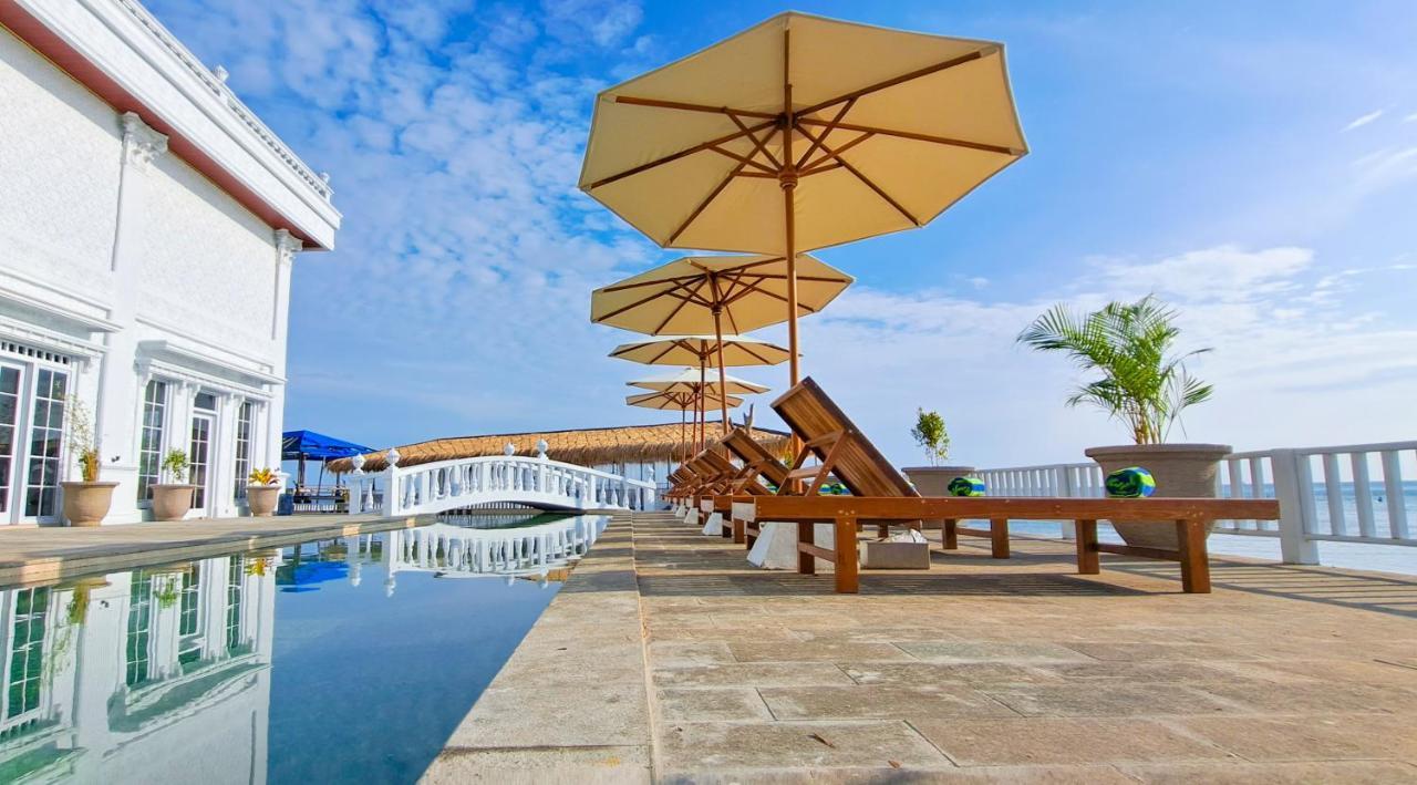Gili Beachfront Suites Гили Траванган Экстерьер фото