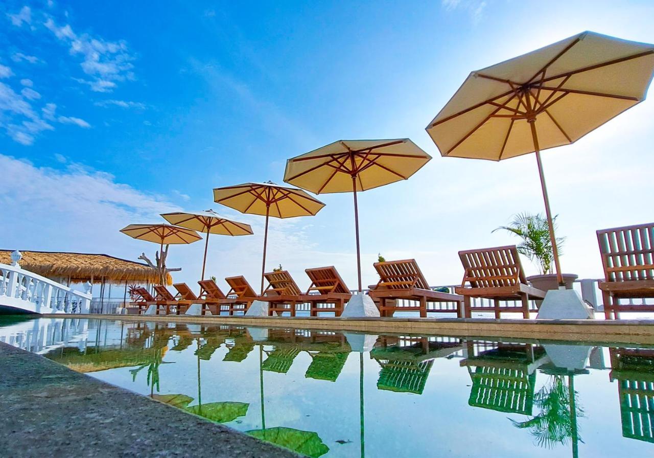 Gili Beachfront Suites Гили Траванган Экстерьер фото