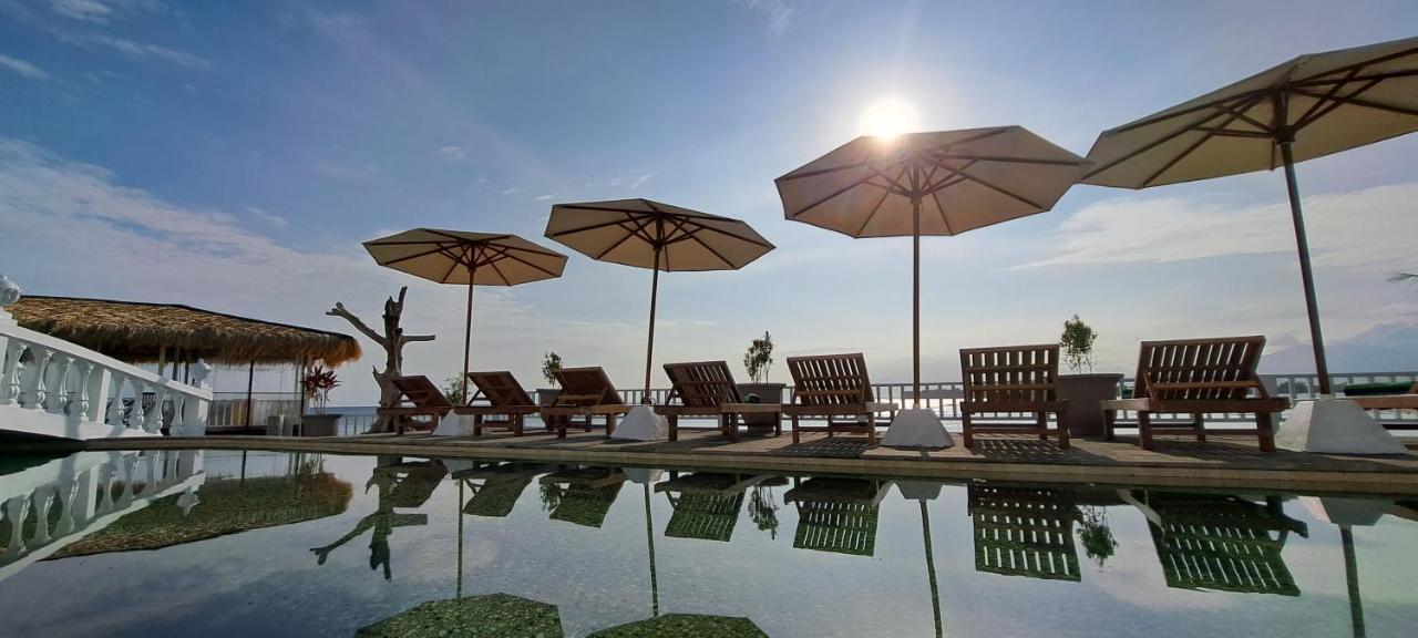 Gili Beachfront Suites Гили Траванган Экстерьер фото