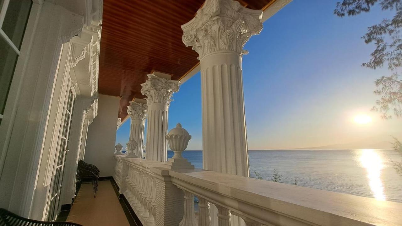 Gili Beachfront Suites Гили Траванган Экстерьер фото