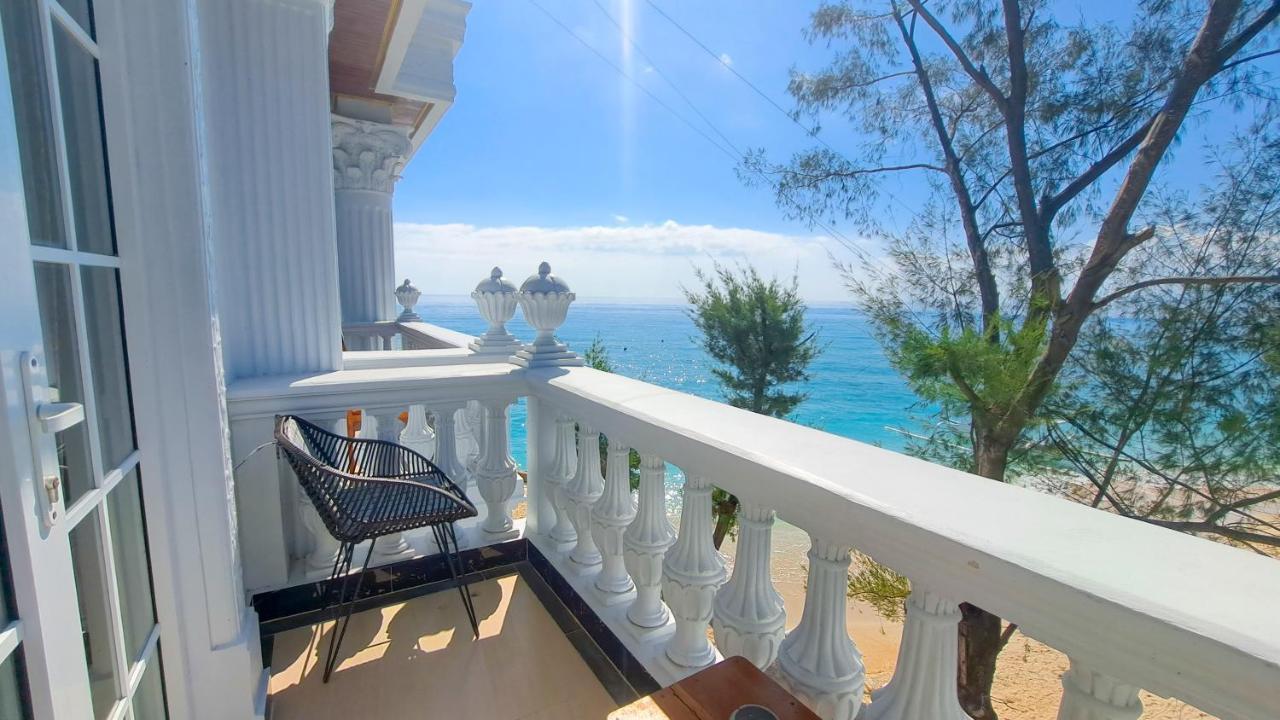 Gili Beachfront Suites Гили Траванган Экстерьер фото